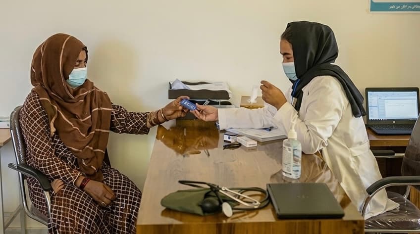 يوناما: په درملنيزو مرکزونو او بازارونو کې له محرم پرته د ښځو په شتون محدوديتونه لاهم دوام لري.