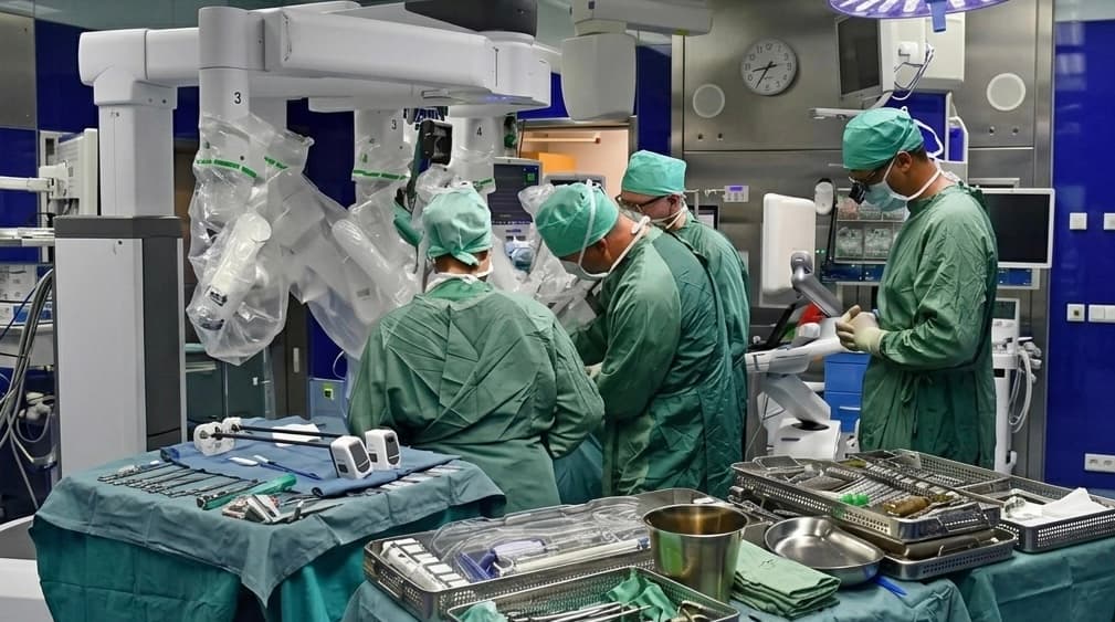 نخستين جراحى باى پس قلب با كمک ربات در اتريش انجام شد.