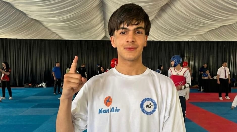 Obaidullah Shirazi defeats Pakistani opponent in Taekwondo competition.