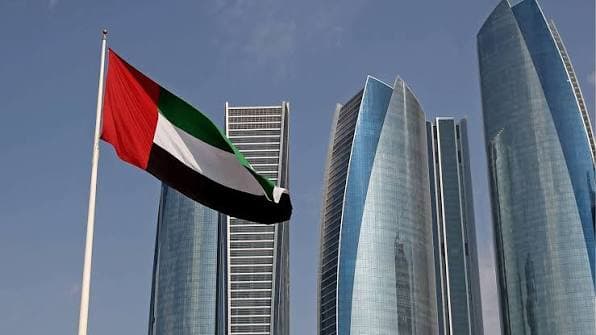 امارات از رهگيرى حملات موشكى و پهبادى از سمت ايران خبر داد.