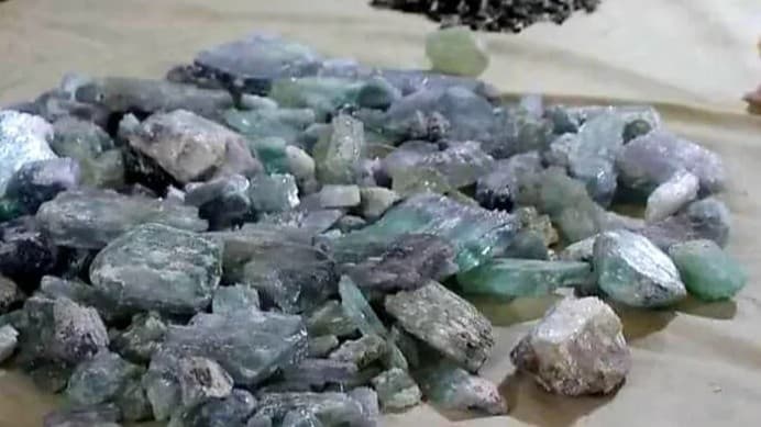 طالبان در نورستان سنگ هاى قيمتى به ارزش ۵۲ ميليون افغانى را فروختند.
