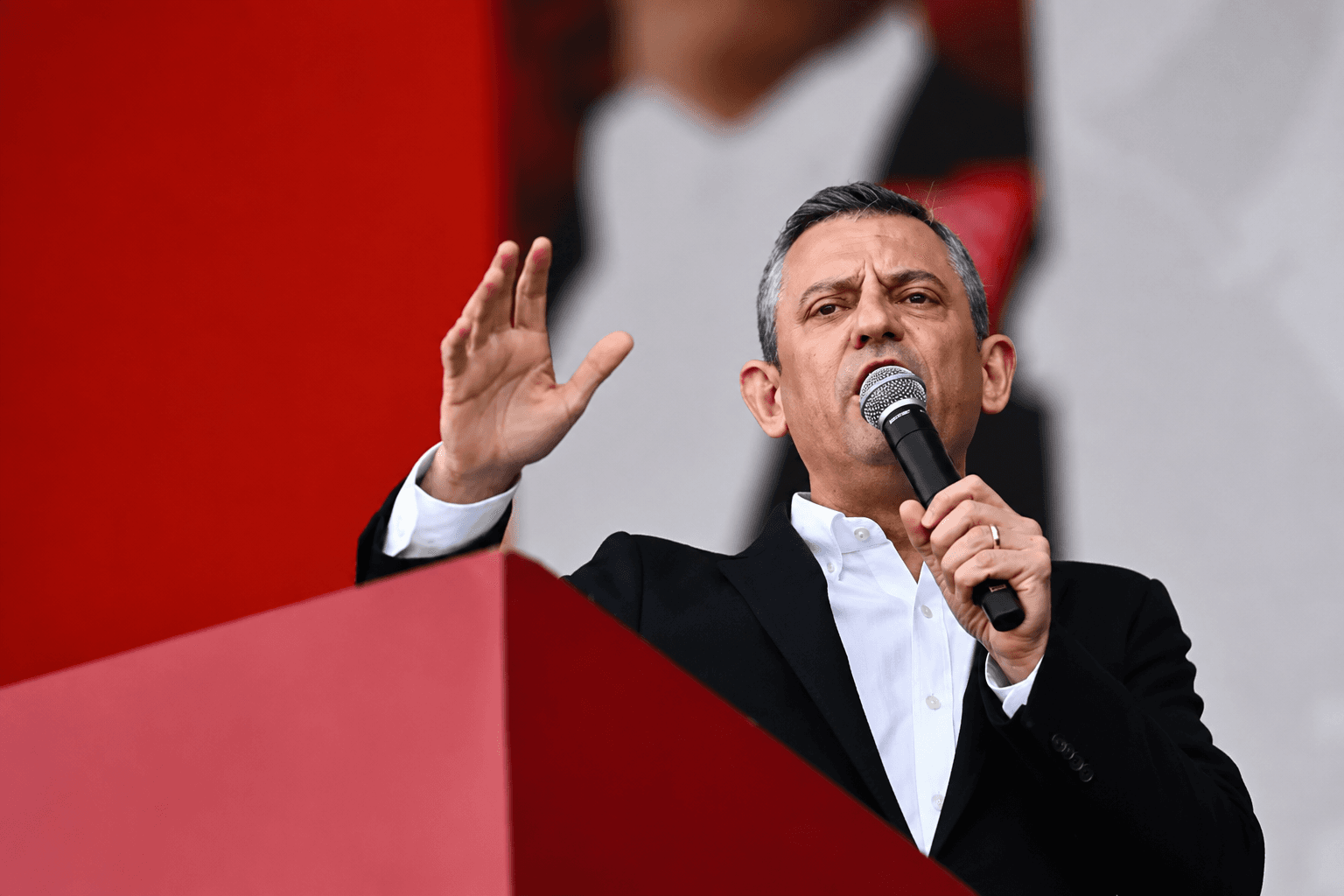 د ترکیې پولیسو د اردوغان د ستر مخالف ګوند پر مرکزي دفتر یرغل کړی.
