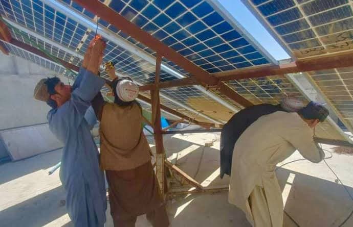 UNICEF provides opportunities for young people in Kandahar to learn technical skills.
