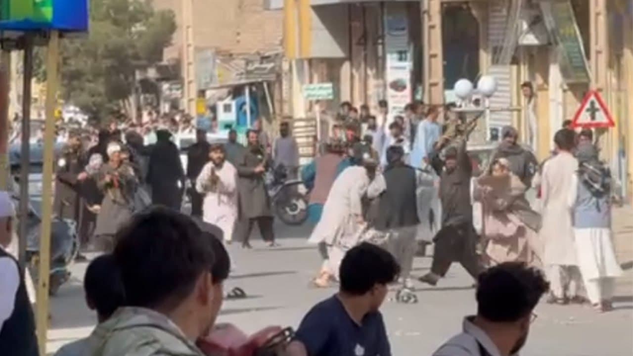 په جبرئیل کې پر لاریون کوونکو د طالبانو ډزې؛ د هرات جبرئیل ښځو او نارینه‌وو په ګډه لاریون کړی.