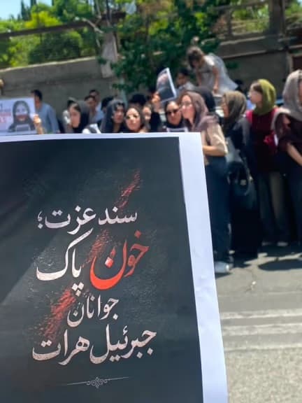 تجمع اعتراضى مهاجران افغان در تهران براى حمايت از معترضان هرات.