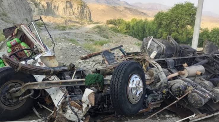 A vehicle carrying returning migrants from Pakistan fell into a river in Laghman province.
