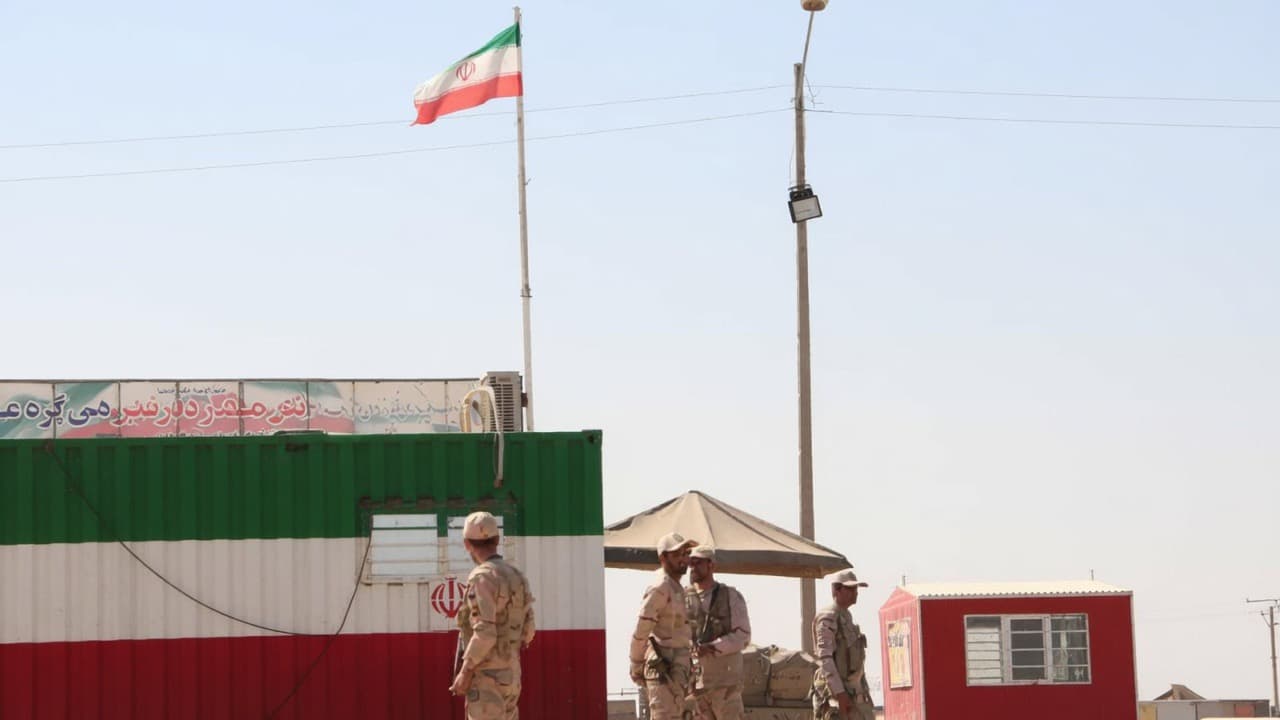 منابع:ايران گذرنامه مهمانان افغان مراسم تشييع خامنه اى را تا زمان بازگشت نگه مى دارد.