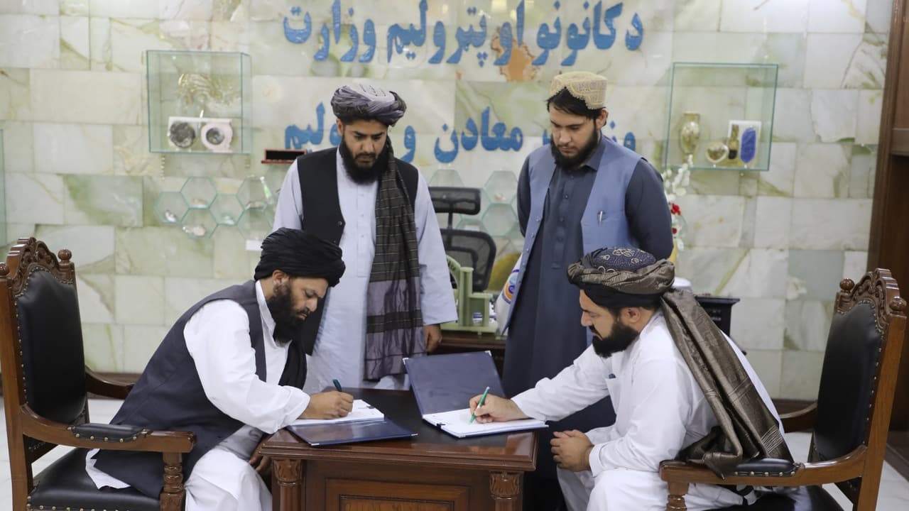 طالبانو د تخار د سرو زرو د دوو کانونو د استخراج لپاره له خصوصي شرکت سره لس کلن قرارداد لاسلیک کړ.