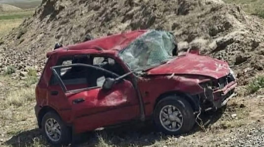 برخورد دو موتر در سمنكان؛ سه نفر جان باختند و ٧ تن ديگر زخمى شدند.