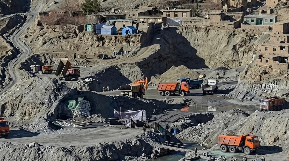 The Taliban’s ministry of Mines announces the signing of mining contracts worth 10 billion Afghanis.