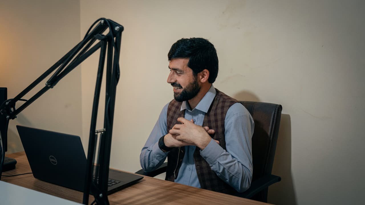 طالبان یک خبرنگار محلی به نام عزیزالله عزیز را در ننگرهار بازداشت کرده‌اند.