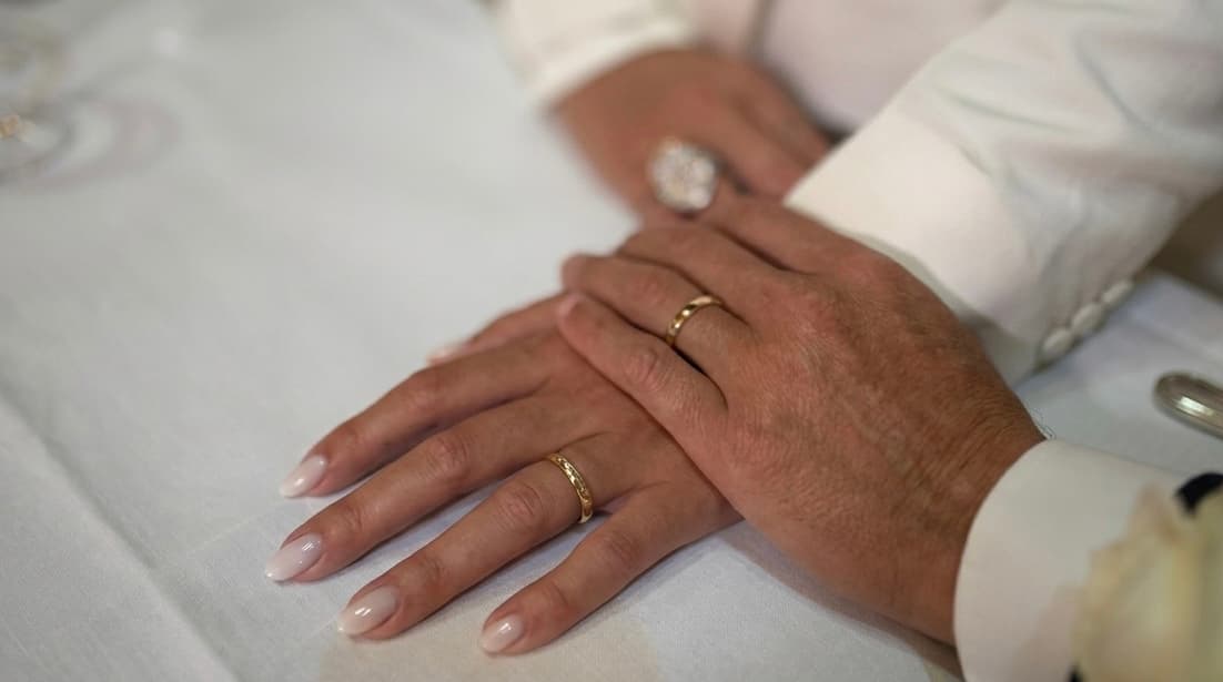 Cristiano Ronaldo and Georgina Rodríguez get married in a private ceremony.