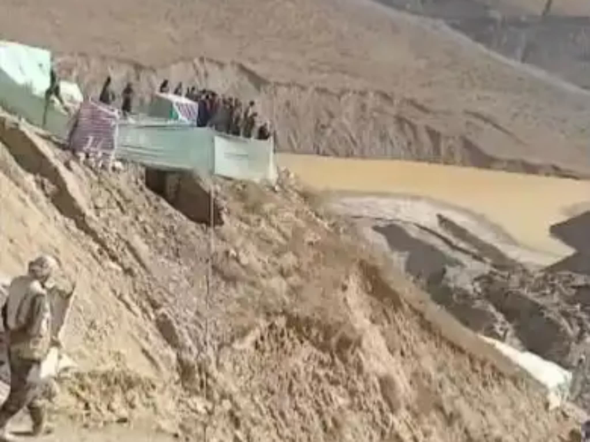 درگیری بر سر معدن طلا میان طالبان بدخشانی و غیر بدخشانی در ارغنجخواه.