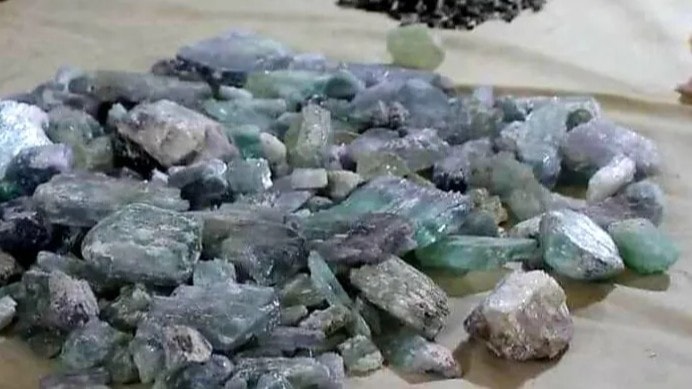 طالبان در نورستان سنگ هاى قيمتى به ارزش ۵۲ ميليون افغانى را فروختند.