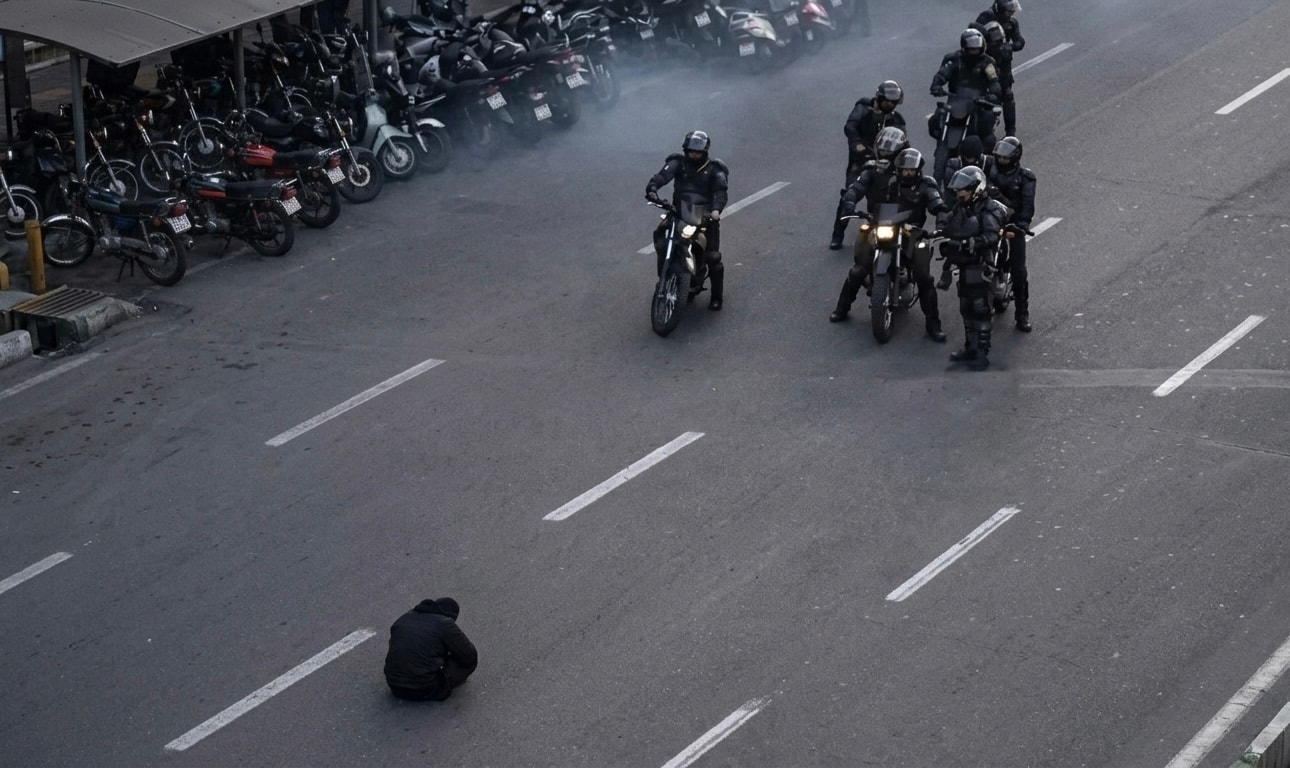 دادگاه ايران براى عكاس تصوير نمادين اعتراضات ١٠ سال حبس صادر كرد.