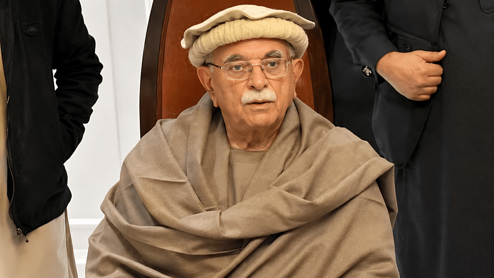 د پاکستاني پښتنو لپاره د افغان تذکرو په اړه د اڅکزي څرګندونو بېلابېل غبرګونونه راپارولي دي.