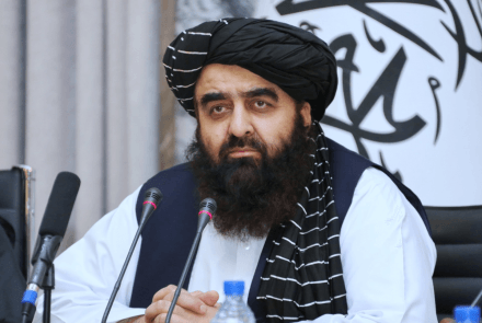 متقي: له ۵۰ هېوادونو سره ترجګړې وروسته تمه نه لرو چې پر موږ ګلان وشيندي.