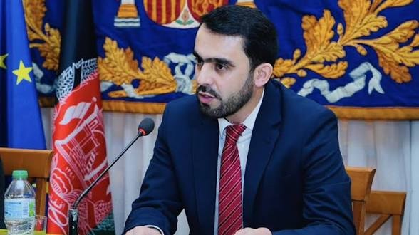 آمریکا رحیم پیرزاده، سفیر پیشین افغانستان را به اتهام همکاری با طالبان در بازداشت نگه داشته است.