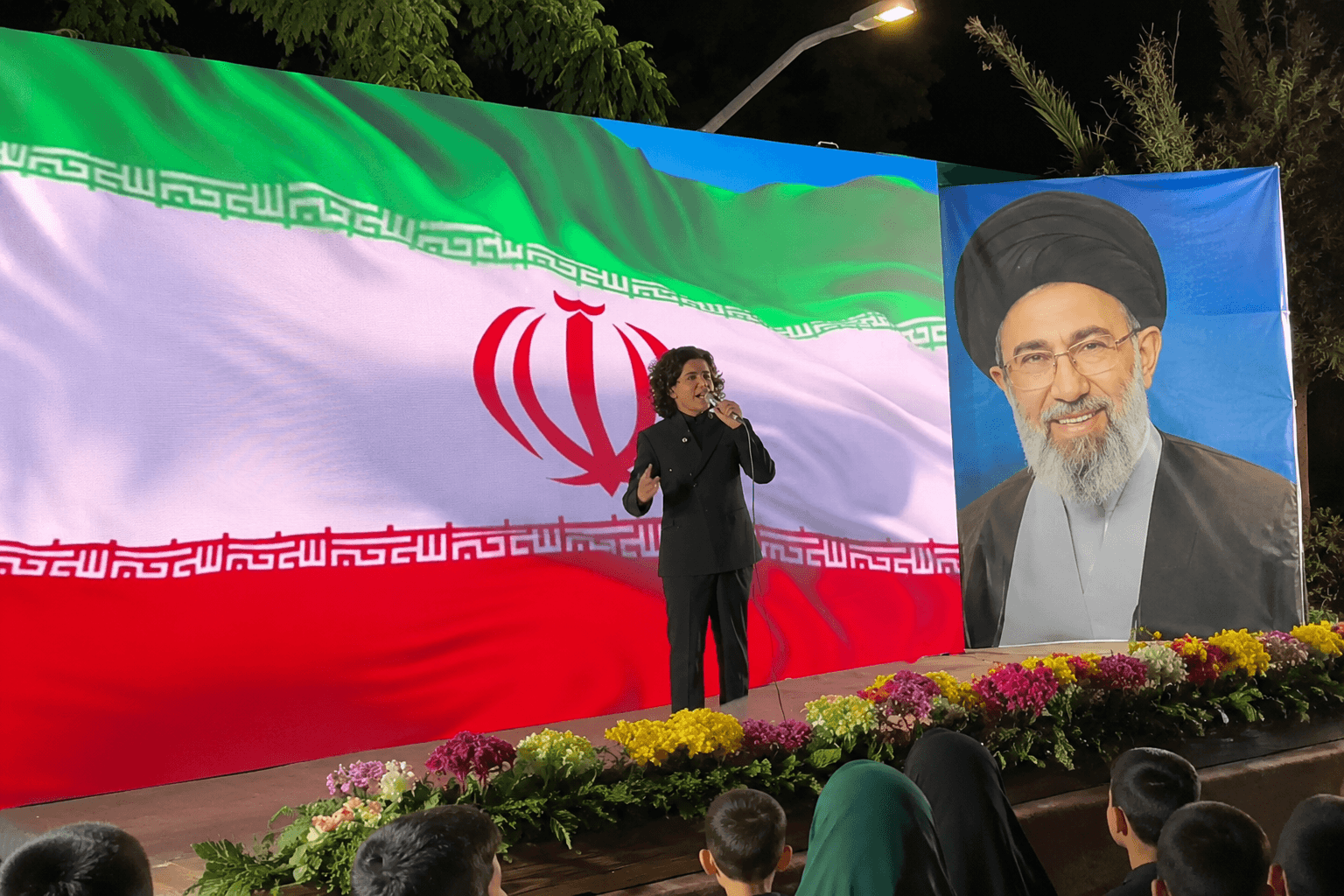 د تهران په سیاسي غونډه کې د افغان ماشوم ګډون پراخ غبرګونونه راپارولي دي.