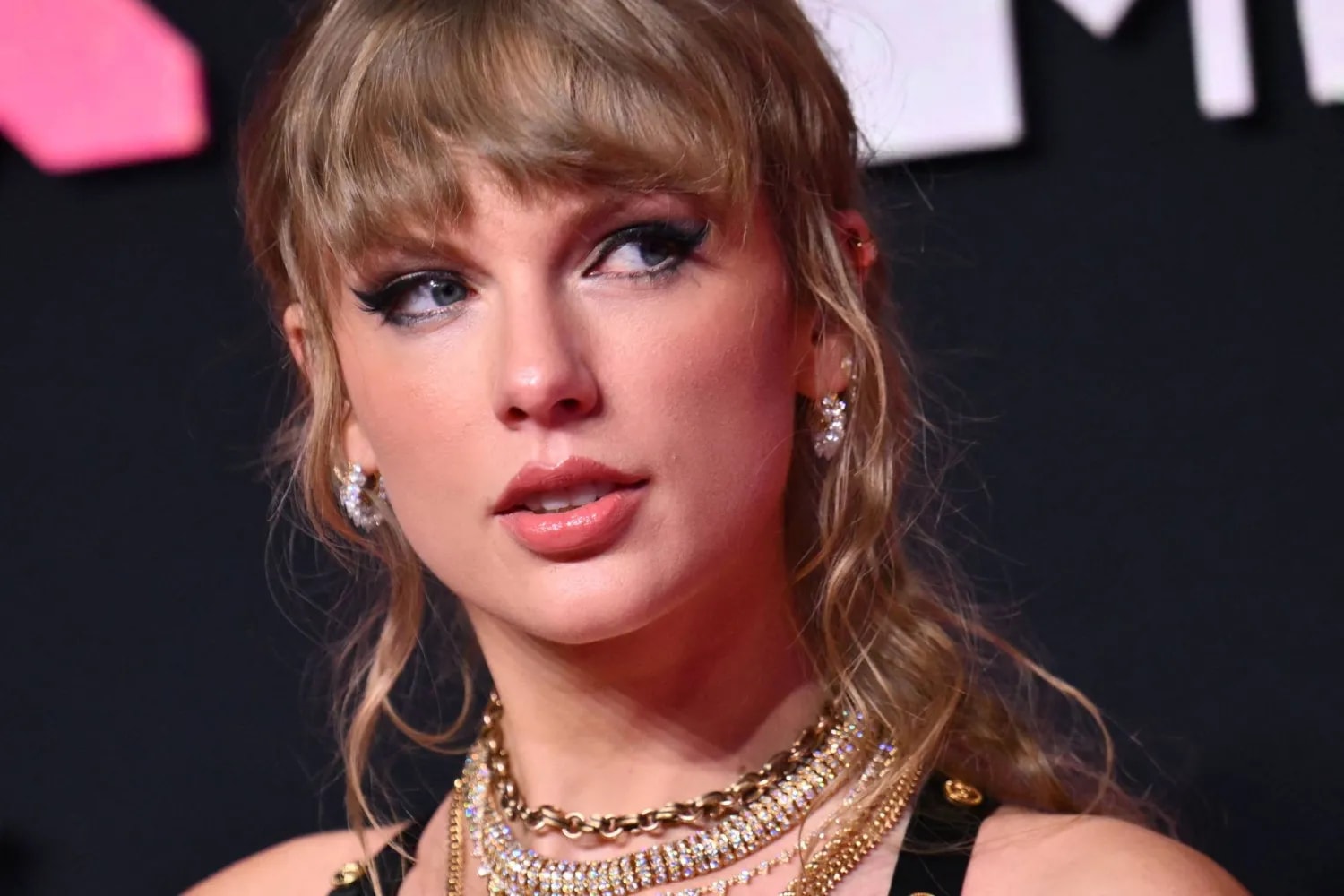 American singer Taylor Swift has become the world’s wealthiest singer.