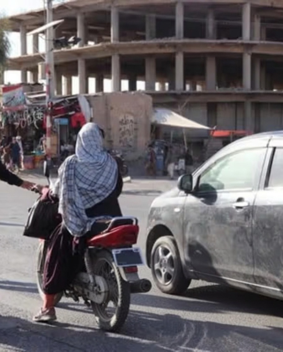 په کندهار کې د طالبانو له لوري د نارینه وو پر ظاهري بڼه او چلند د تازه محدودیتونو راپور ورکړل شوی.