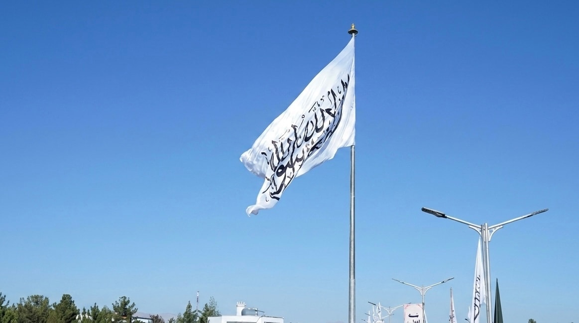 طالبان به دلیل نصب نکردن پرچم سفید، چندین نفر را بازداشت کرده‌اند.