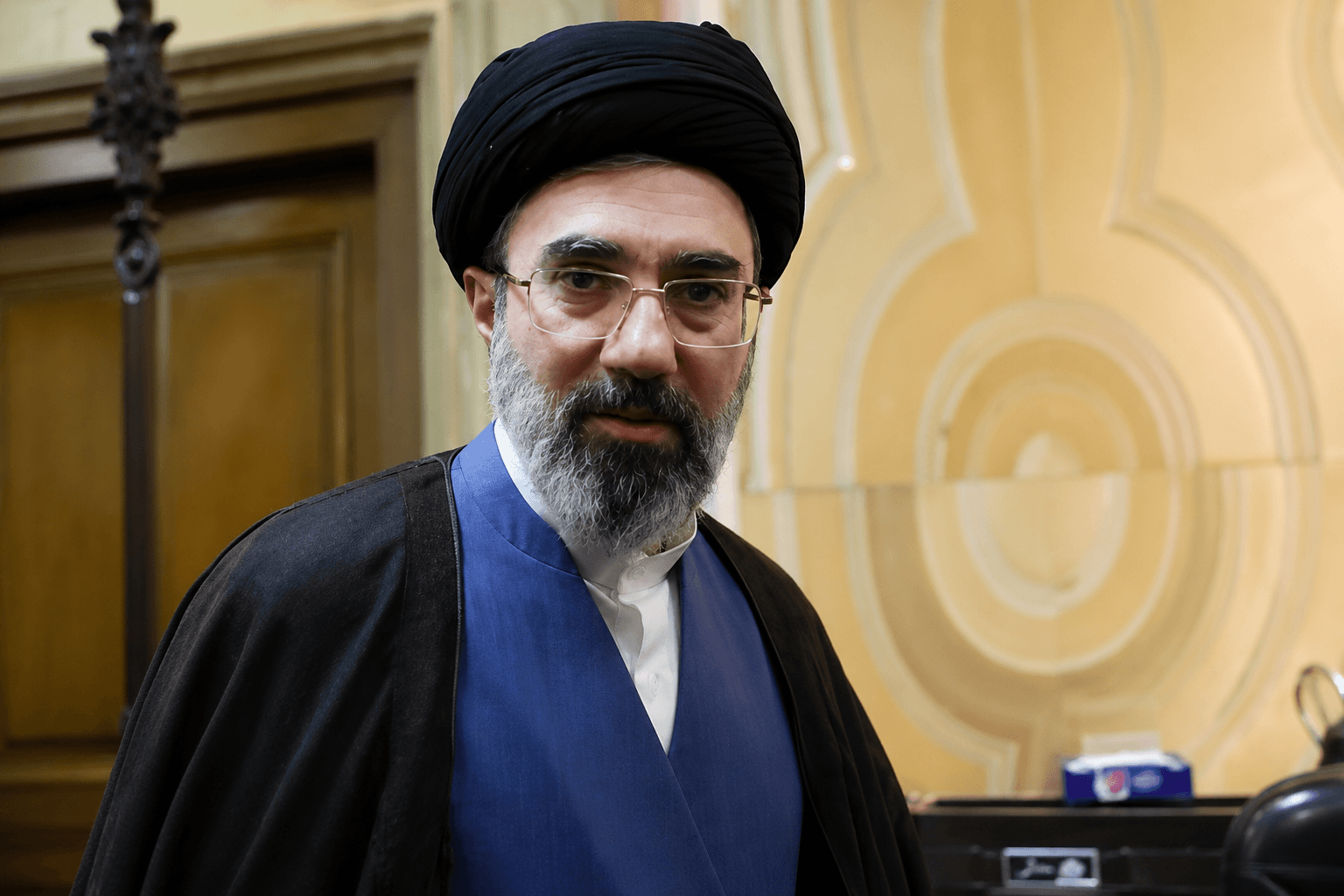 فاكس نيوز، زندگى مخفيانه مجتبى خامنه اى را با شيوه زندگى اسامه بن لادن مقايسه كرد.