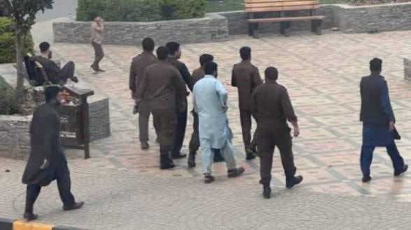 بازداشت ١٢ شهروند افغانستان در پشاور به اتهام استفاده از اسناد جعلى.