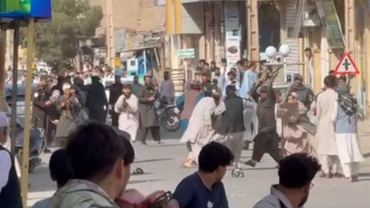په جبرئیل کې پر لاریون کوونکو د طالبانو ډزې؛ د هرات جبرئیل ښځو او نارینهوو په ګډه لاریون کړی.