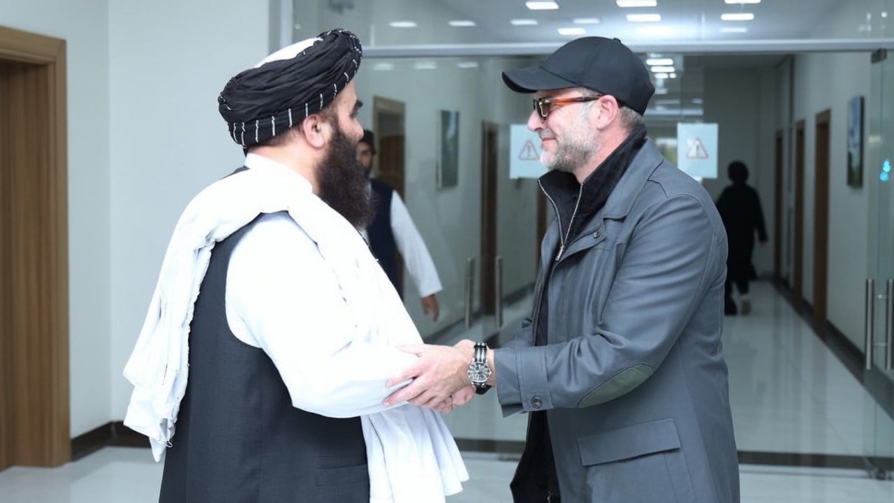 د ټرمپ استازی: د پخواني طالب قوماندان زنداني کېدل یرغمل نیوونکو ته یو څرګند پیغام دی.