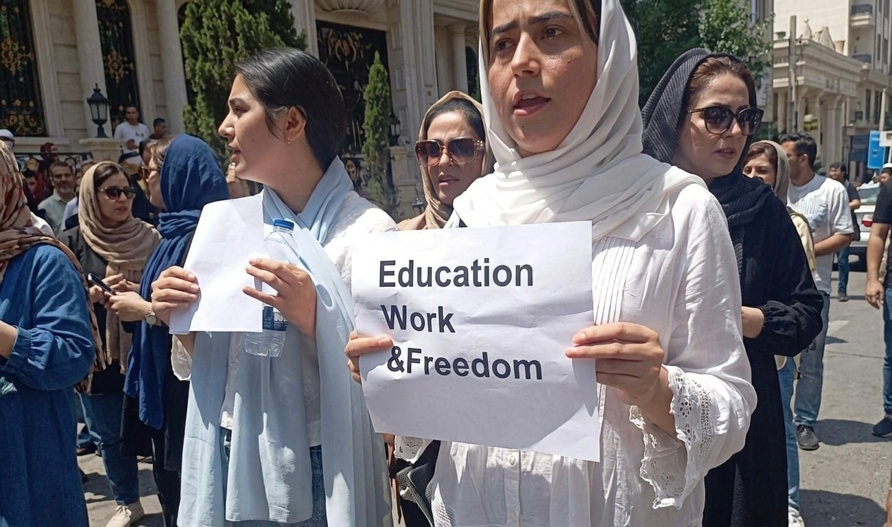 معترضان افغان در تهران خواستار حمايت بيشتر از زنان افغانستان شدند.