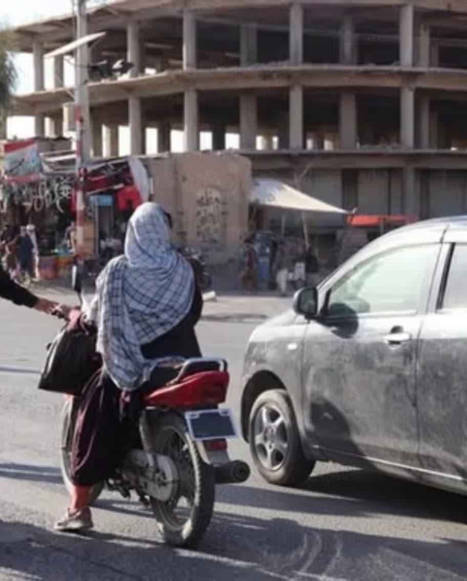 په کندهار کې د طالبانو له لوري د نارینه وو پر ظاهري بڼه او چلند د تازه محدودیتونو راپور ورکړل شوی.