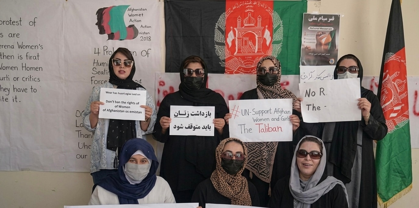 زنان افغان علیه طالبان در مشهد اعتراض کردند.