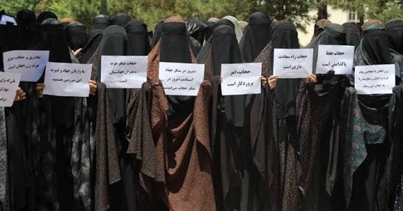 Gathering a number of women in Herat in support of the hijab endorsed by the Taliban.