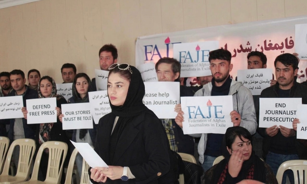 بې پولې خبریالان: د نړۍ نیمایي تبعید شوي خبریالان له افغانستان څخه دي.