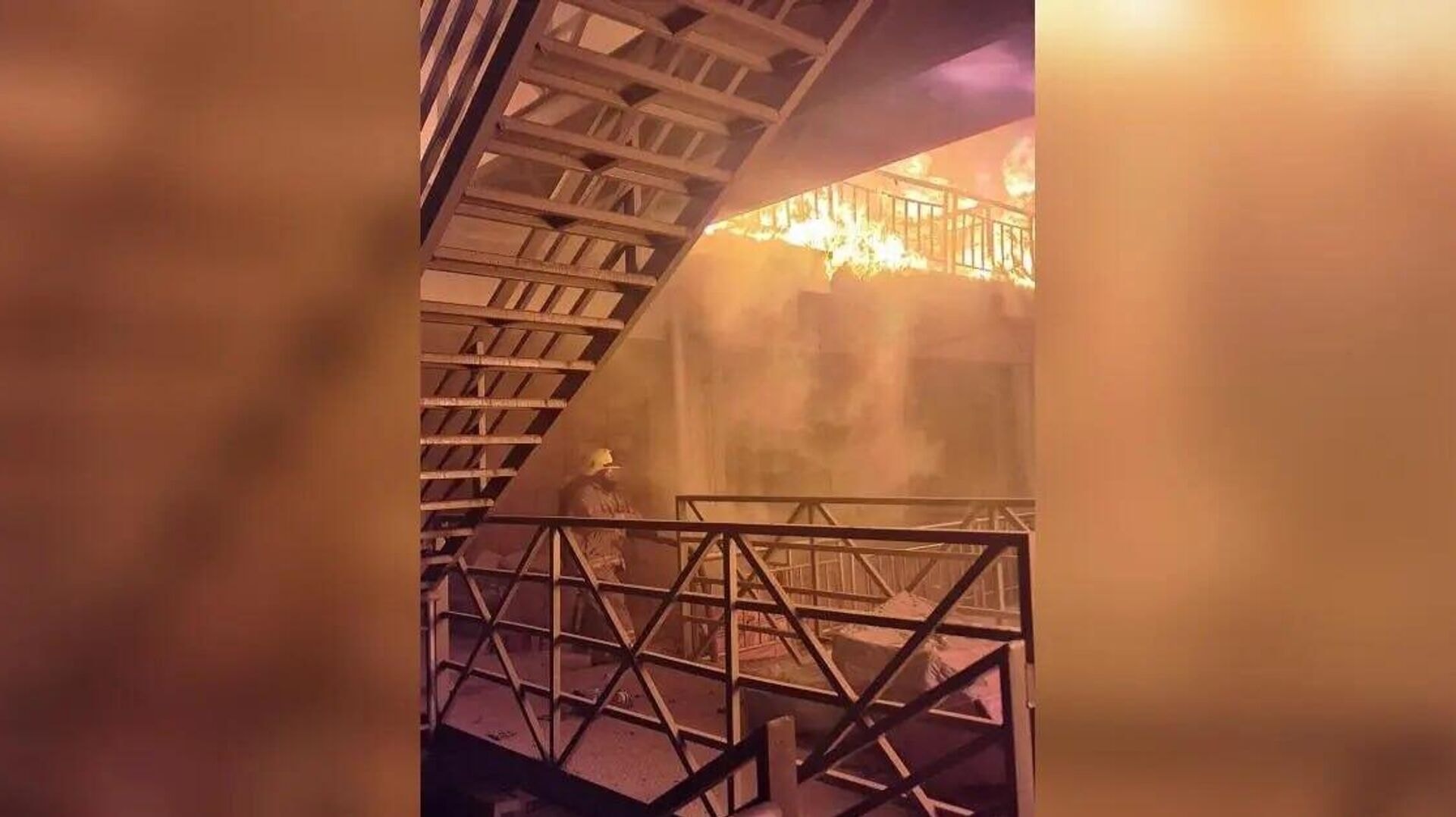 آتش سوزى در مندوى كابل؛ هشت دوكان در پى اتصال برق حريق شدند.