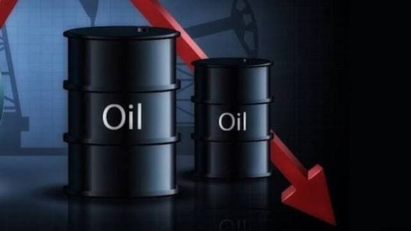 قیمتهای نفت بهطور پیوسته در بازار های جهانی کاهش یافته است.