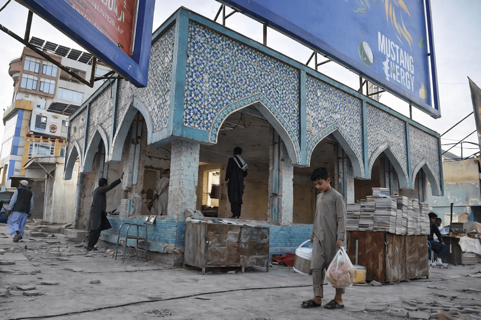 طالبان ساختمان تاريخى كتاب فروشی بيهقى را در مزارشريف ويران كردند.