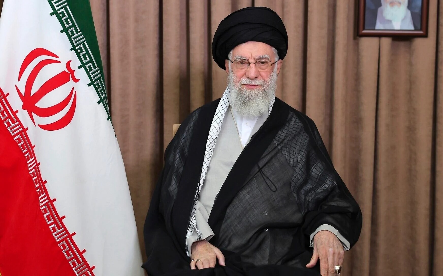 على خامنه اى پس از ۱۳۱ روز، بامداد روز جمعه در حرم امام رضا به خاک سيرده شد.