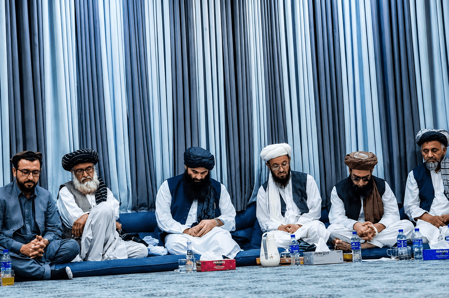 حقاني په پكتيا كې د پاكستاني بريد د قربانيانو له كورنيو سره وليدل.