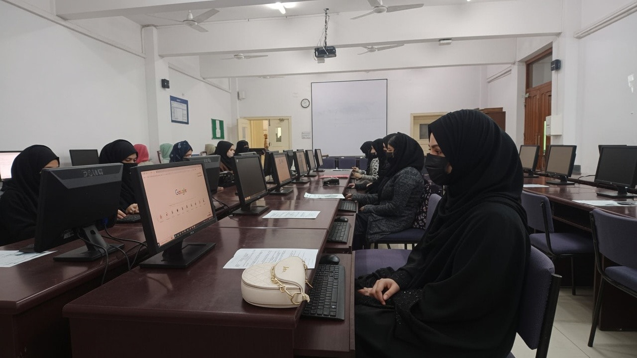 ديپلومات طالبان: دانشجويان افغان مقيم پاكستان با خطر اخراج رو به رو هستند.