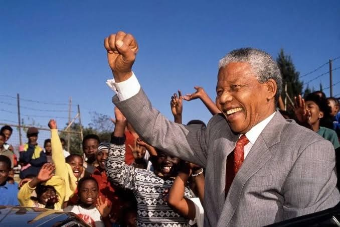 نېلسن منډېلا؛ له ۲۷ کلن بند څخه د سویلي افریقا تر مشرۍ پورې.