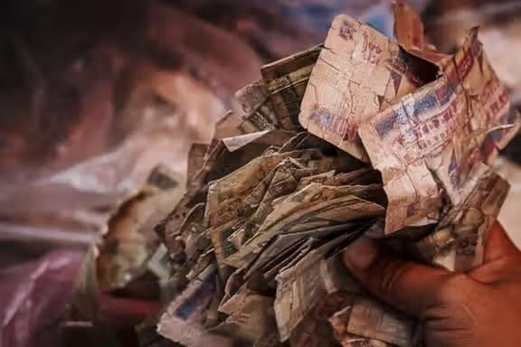 بانک مركزى افغانستان بيش از ٢٠۵ ميليارد افغانى اسكناس كهنه را نابود كرد.