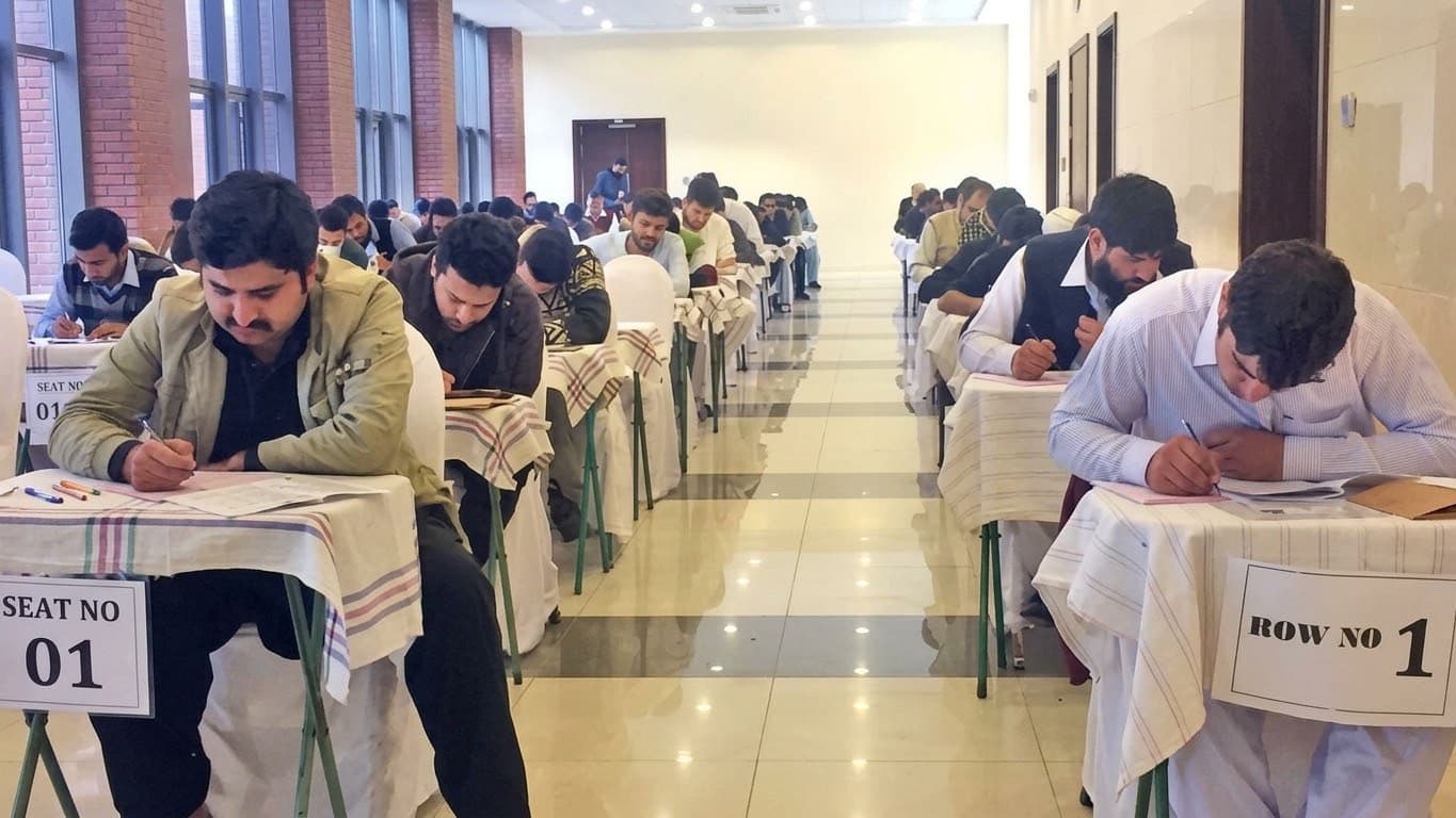 محصلان افغان در پاکستان: با وجود داشتن ویزه، هنوز اجازه ورود به صنفها را نداریم.