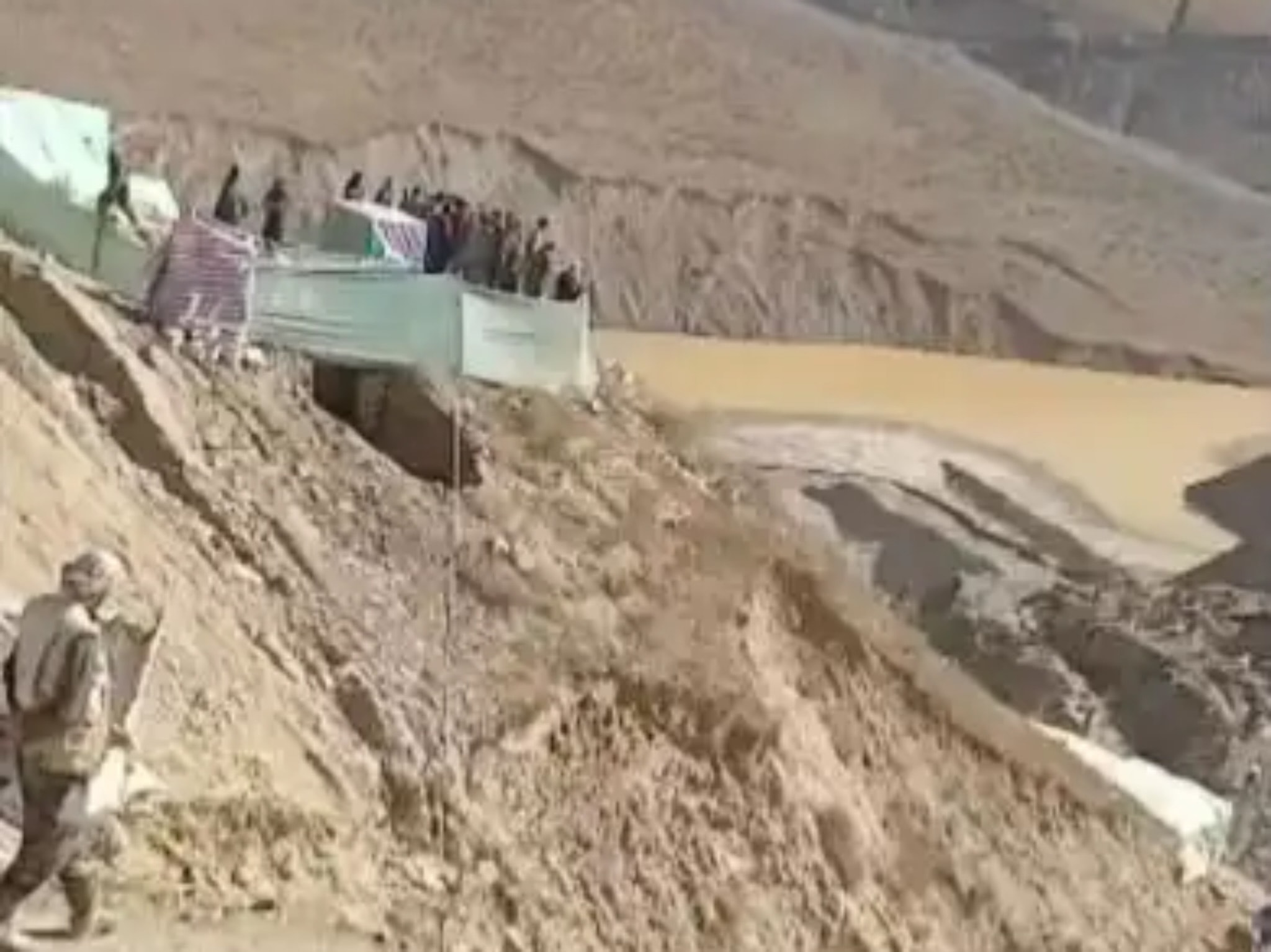 په ارغنجخواه کې د سرو زرو پر کان د بدخشاني او غیر بدخشاني طالبانو ترمنځ نښته شوې.